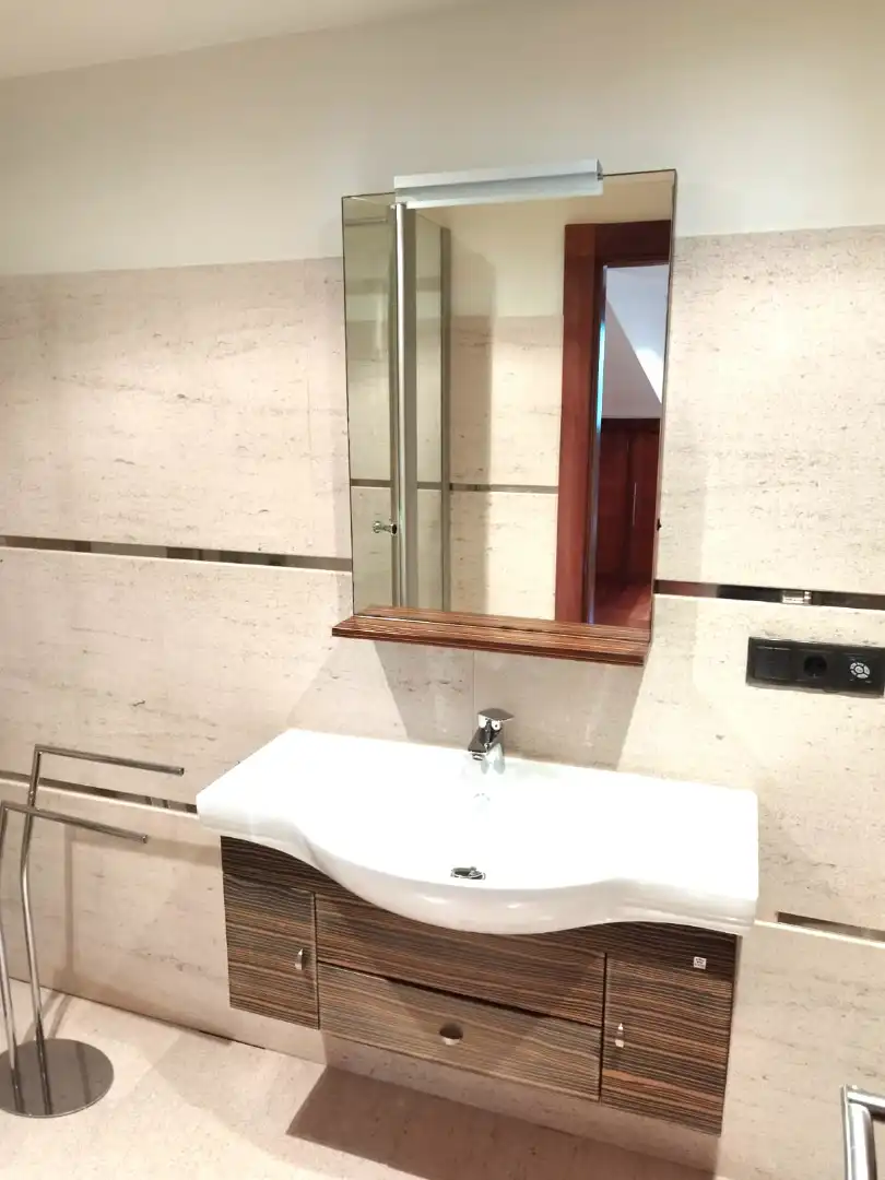 Bathroom of Flat for rent in Vigo   with Parquet flooring