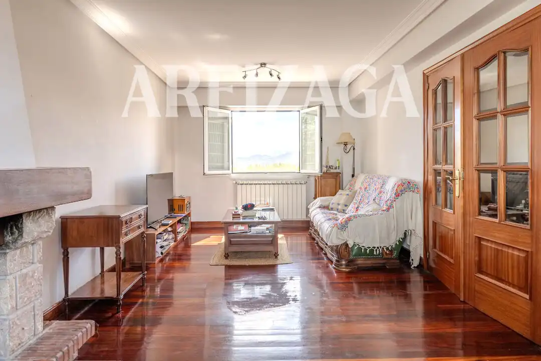 Sala d'estar de Casa adosada en venda en Donostia - San Sebastián  amb Calefacció, Terrassa i Traster