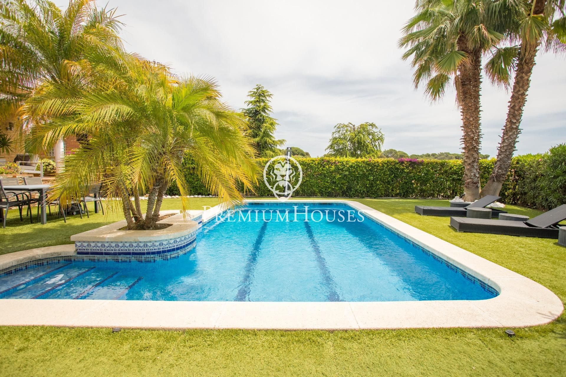 Swimming pool of House or chalet for sale in Arenys de Mar  with Air Conditioner, Heating and Private garden