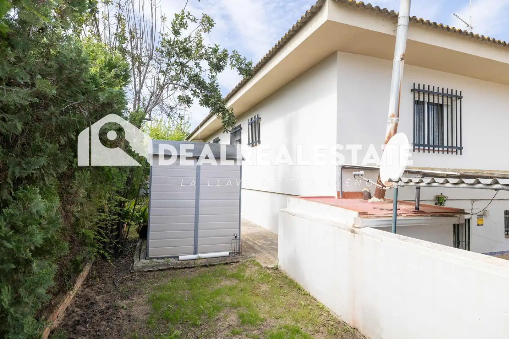 Vista exterior de Casa o xalet en venda en Almonte amb Jardí privat, Terrassa i Moblat