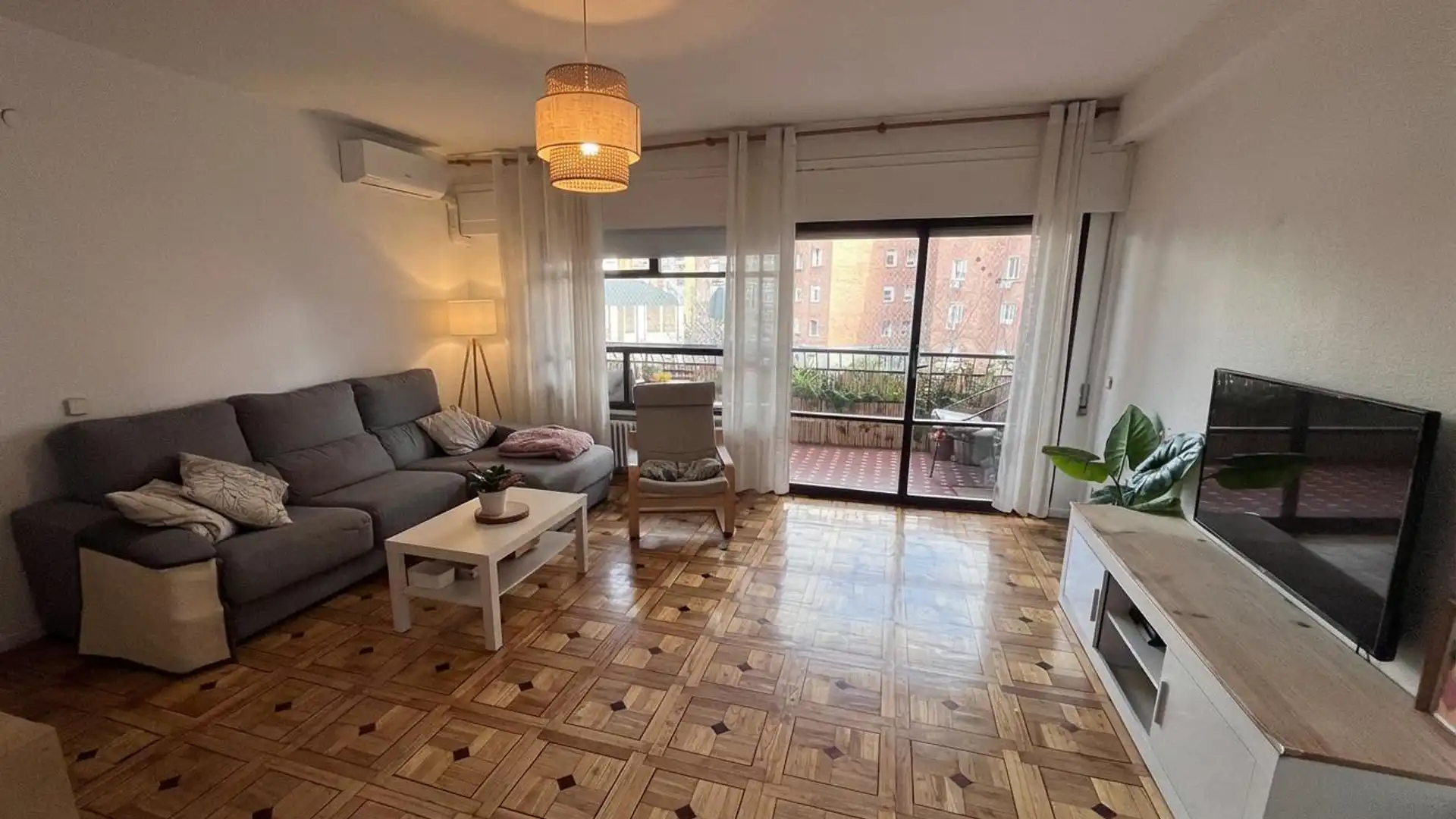 Sala de estar de Piso en venta en  Madrid Capital con Calefacción, Parquet y Terraza