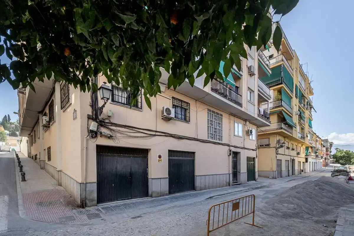 Vista exterior de Pis en venda en Granada amb Balcó