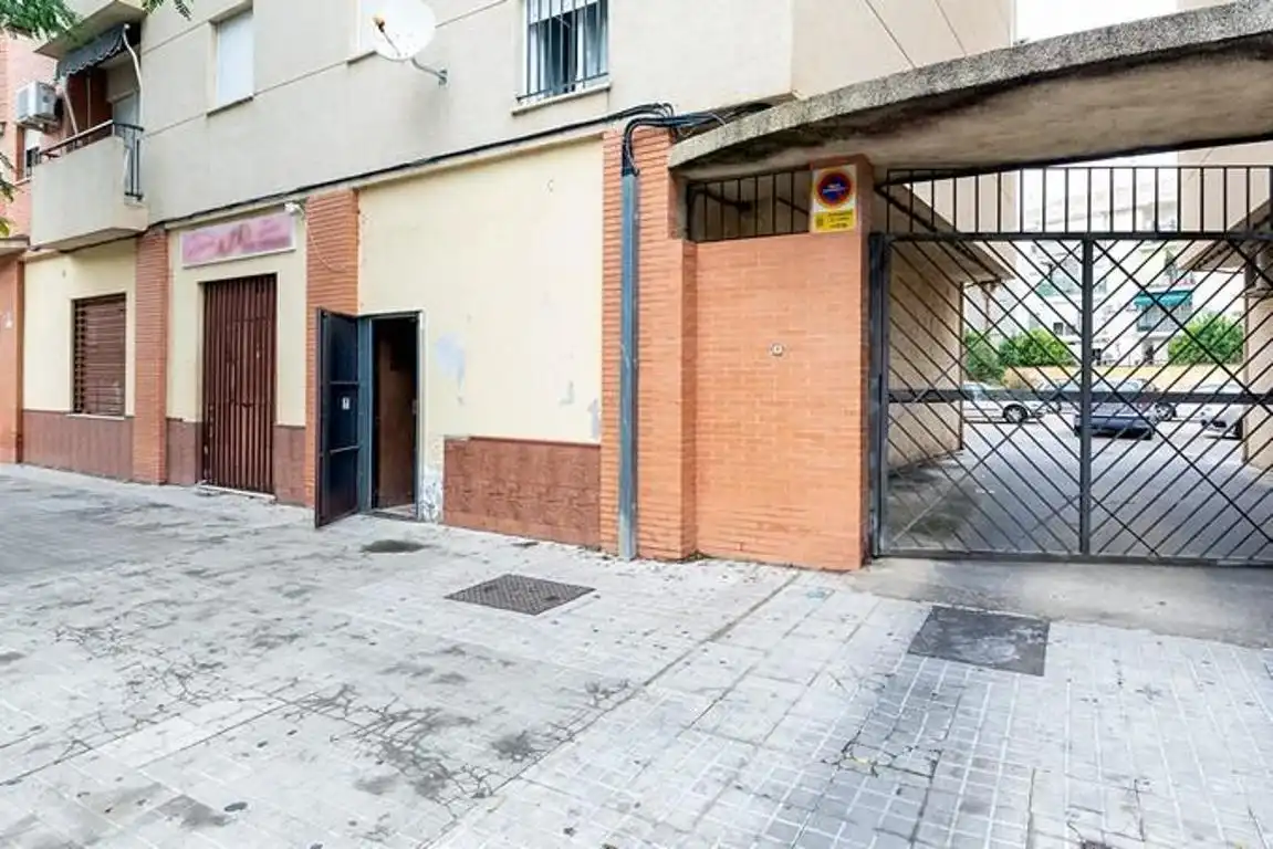 Parking de Edificio en venta en Sevilla con Alarma
