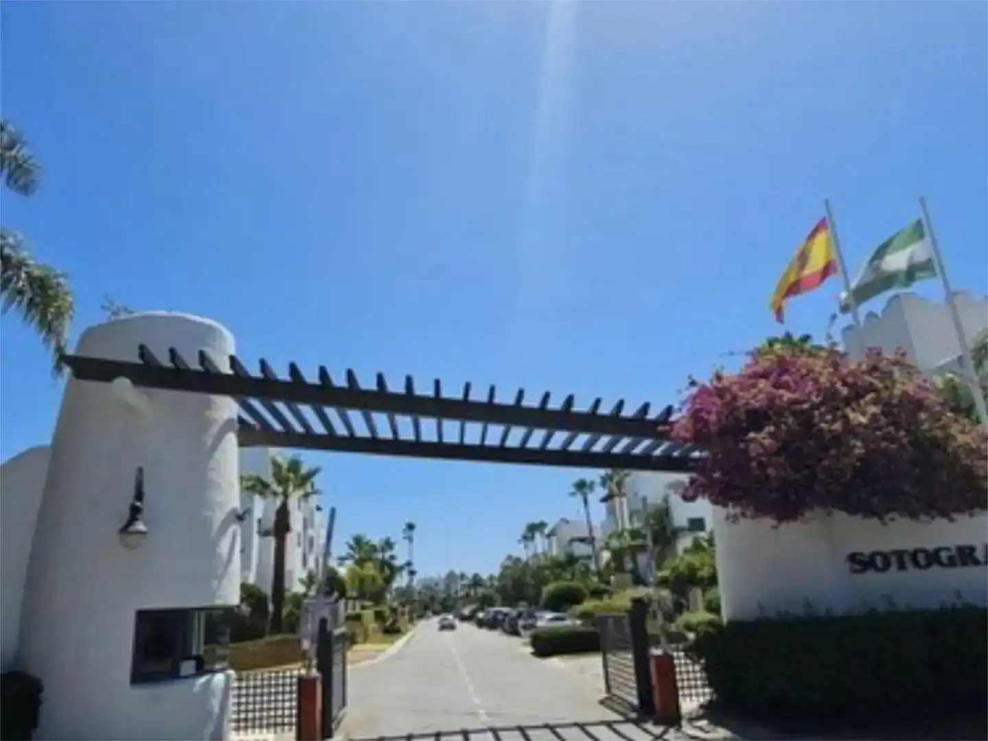 Außenansicht von Dachboden zur Miete in Sotogrande mit Klimaanlage, Schwimmbad und Balkon
