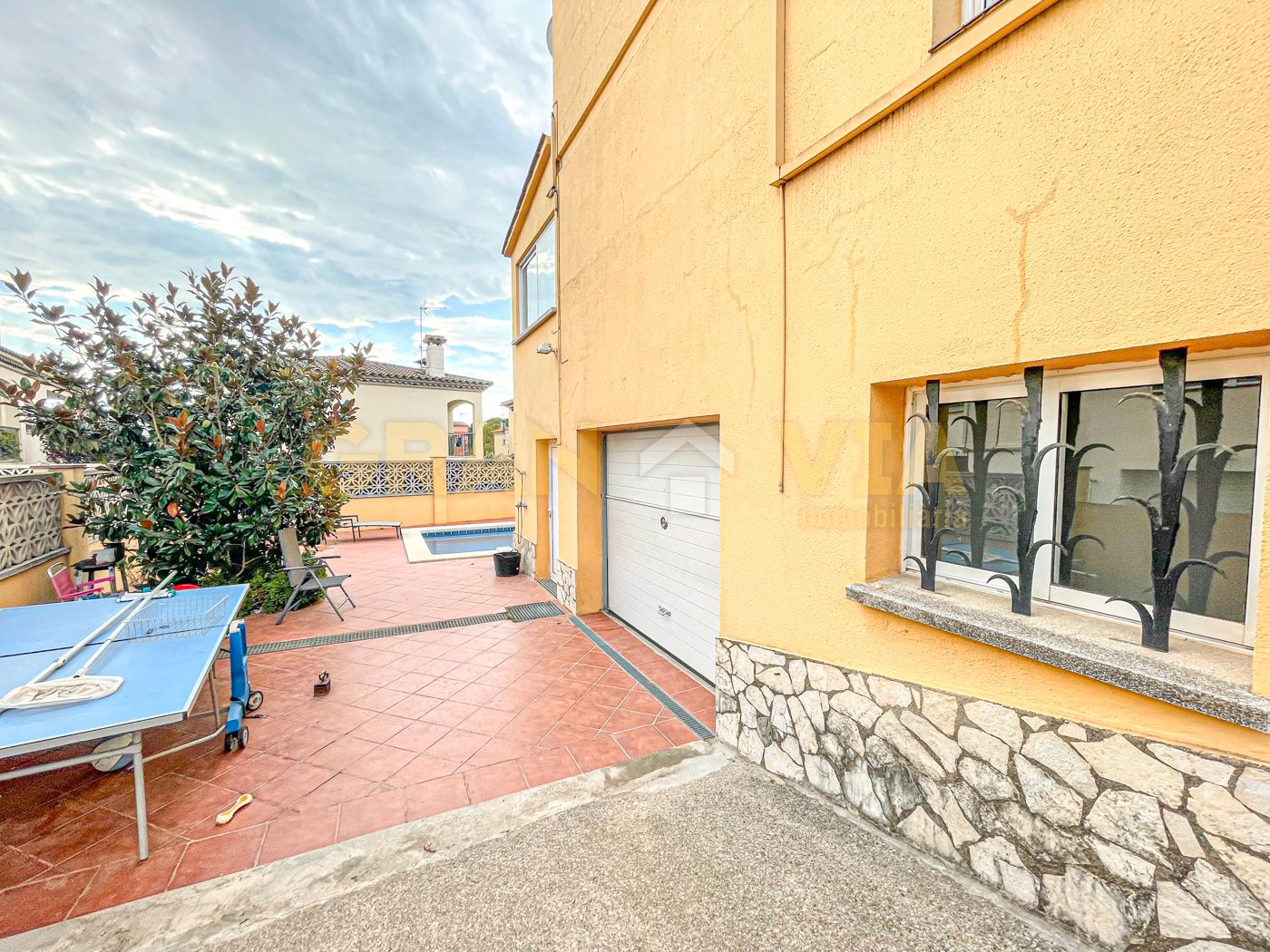 Exterior view of House or chalet for sale in Figueres  with Air Conditioner, Heating and Private garden