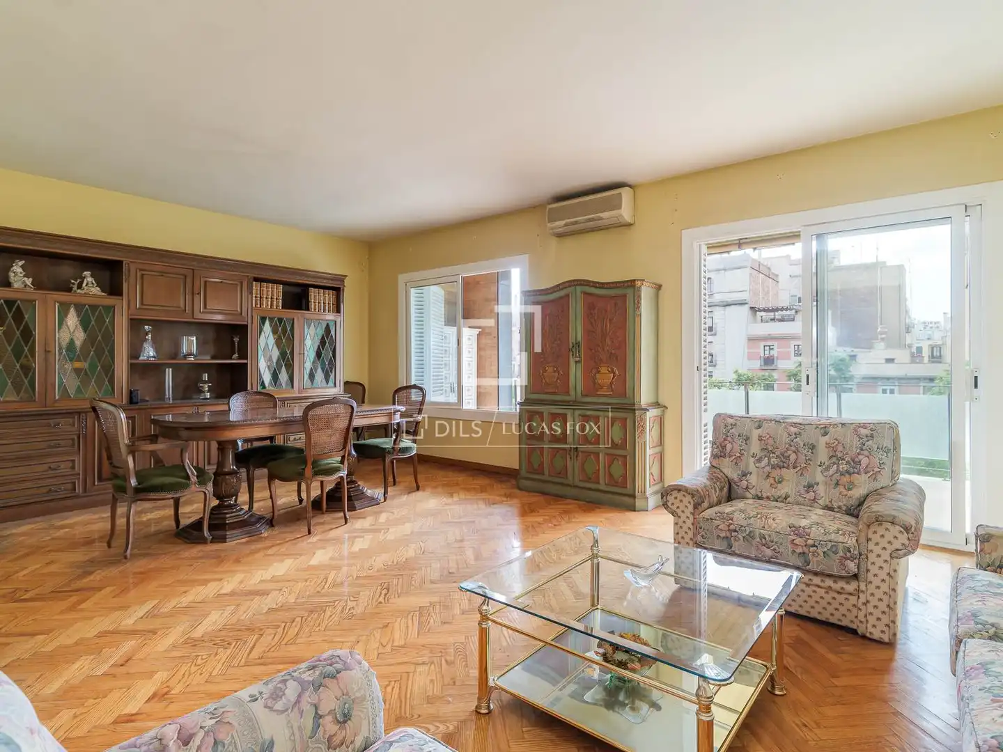 Flat with terrace for sale in Eixample