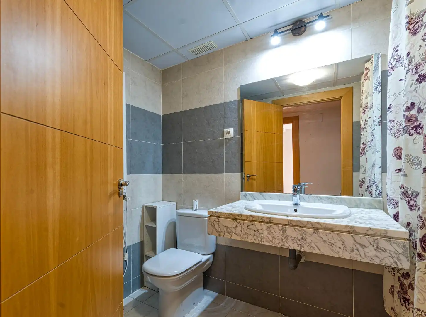 Baño de Piso en venta en Yebes con Aire acondicionado, Calefacción y Jardín privado