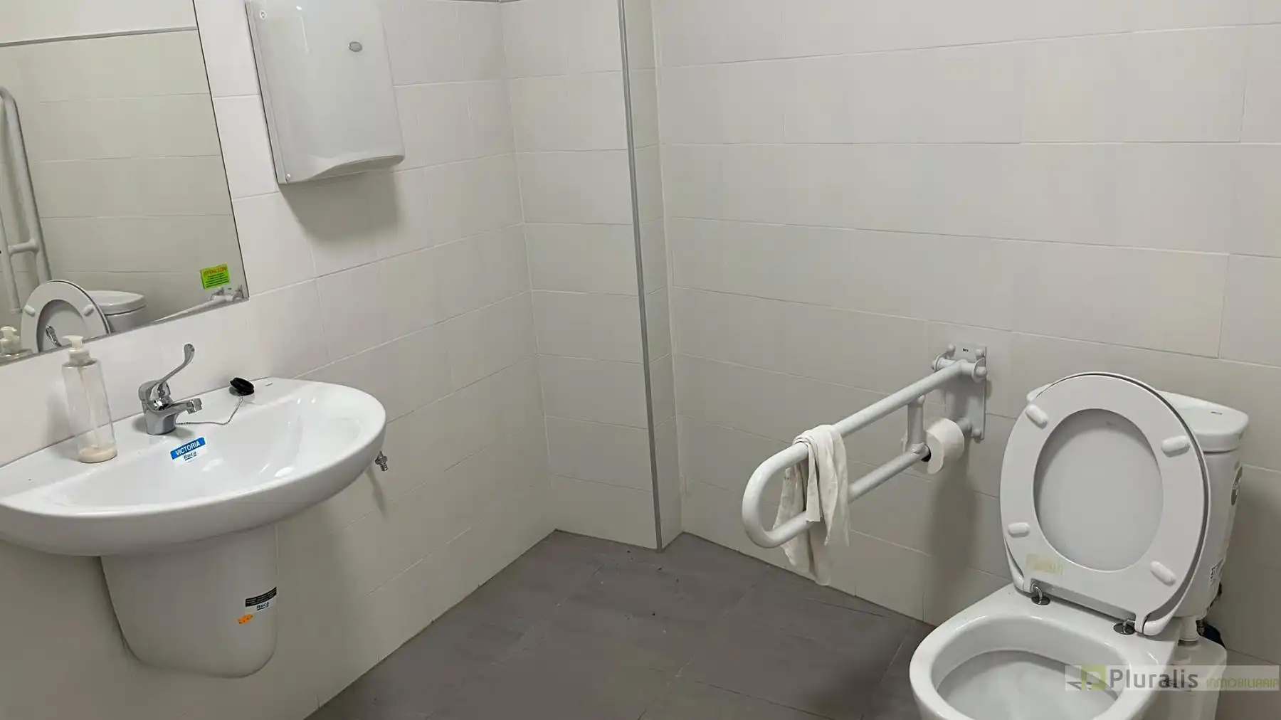 Bany de Local de lloguer en Illescas amb Aire condicionat