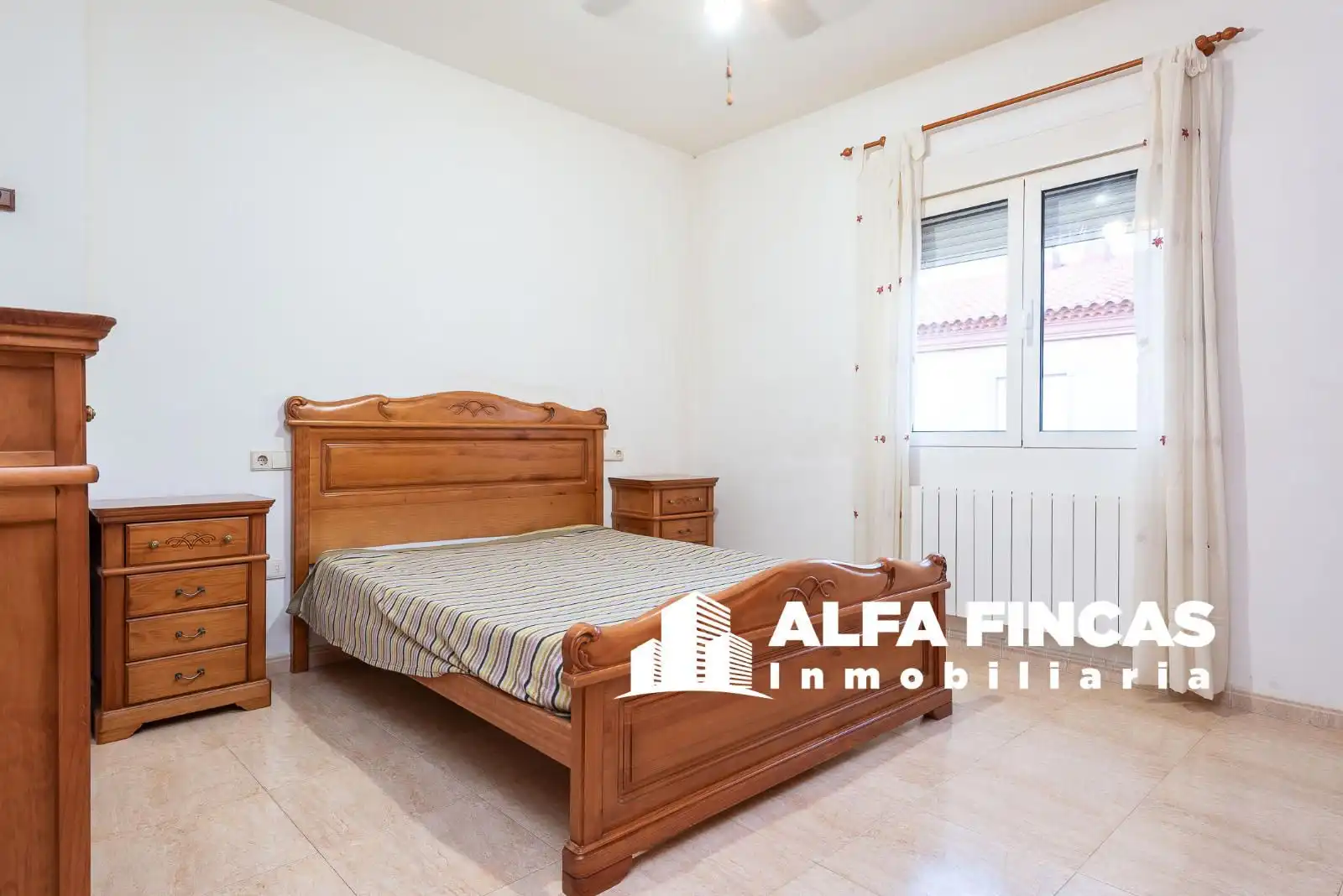 Schlafzimmer von Einfamilien-Reihenhaus zum Verkauf in Casasimarro mit Heizung und Privatgarten