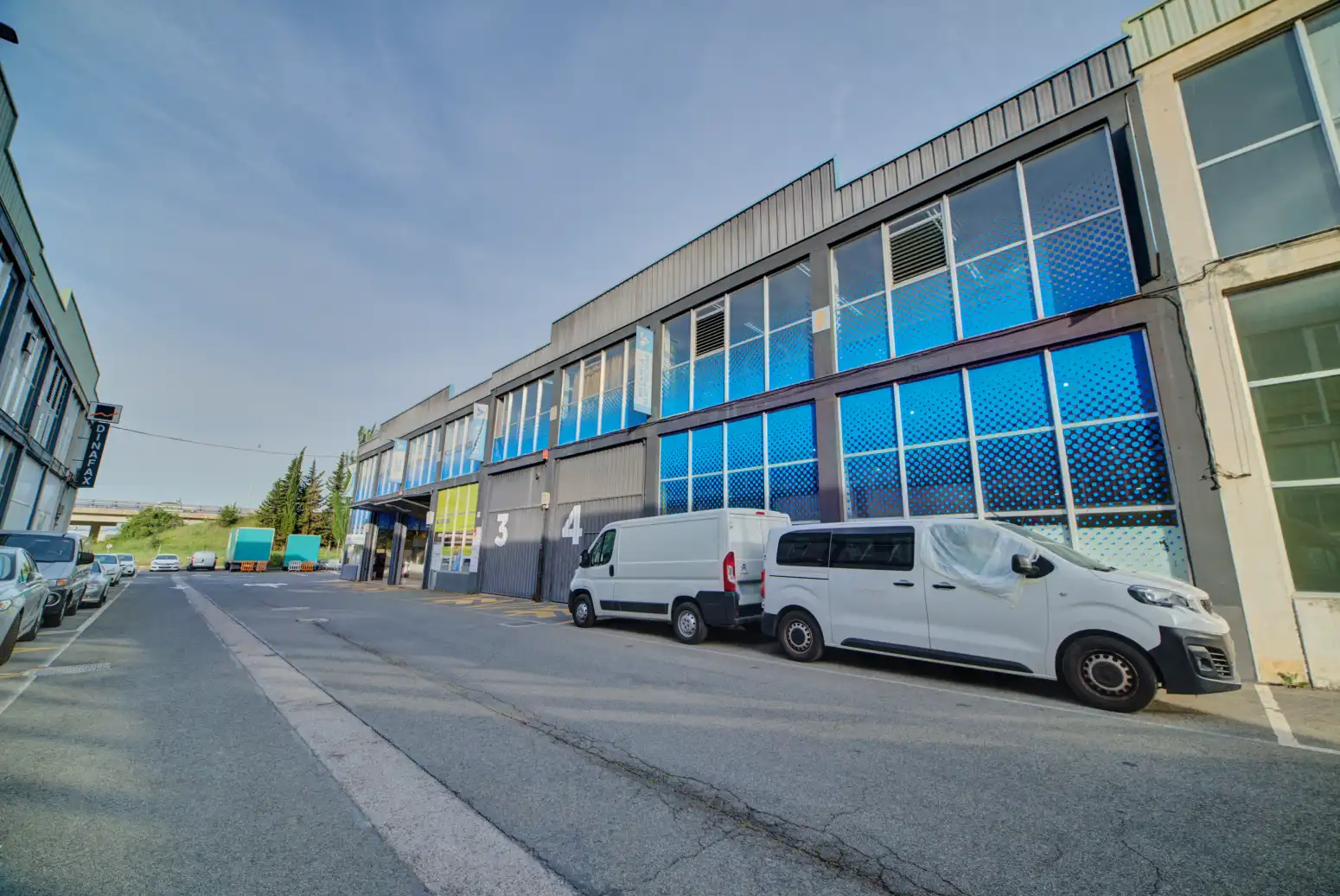 Außenansicht von Fabrikhallen zum Verkauf in Berriozar