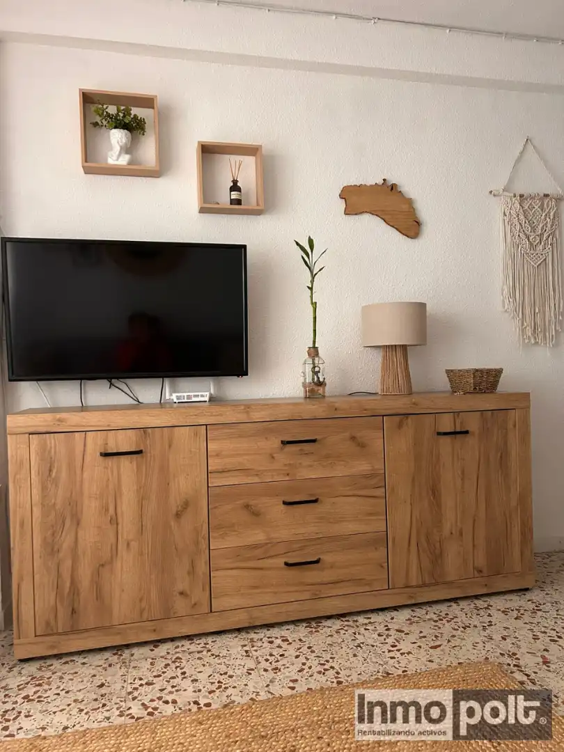 Sala d'estar de Apartament de lloguer en Torrevieja amb Jardí privat, Moblat i Forn