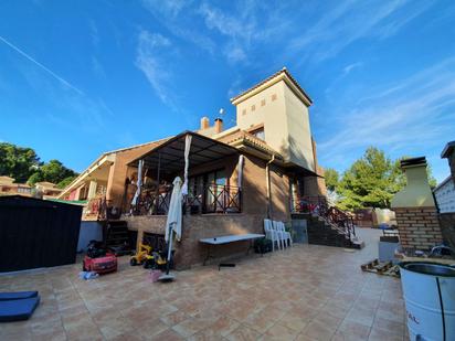 Vista exterior de Casa o xalet en venda en La Nucia amb Aire condicionat, Terrassa i Piscina