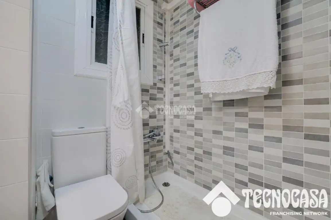 Bathroom of Flat for sale in Santa Coloma de Gramenet  with Air Conditioner and Furnished