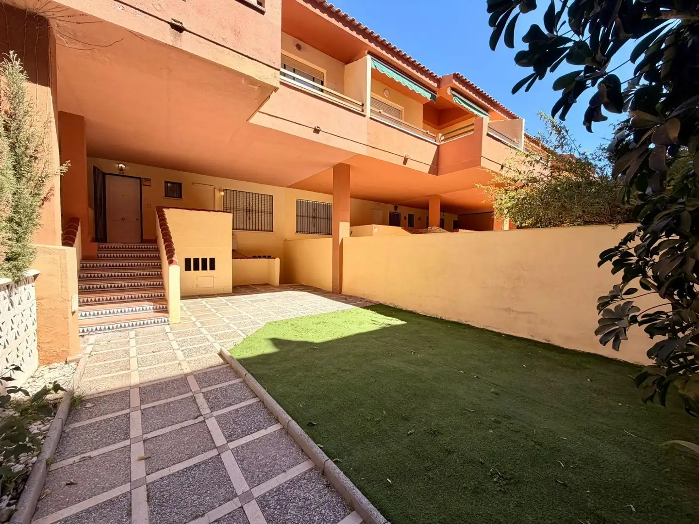Vista exterior de Casa o xalet en venda en Salobreña amb Jardí privat, Terrassa i Balcó