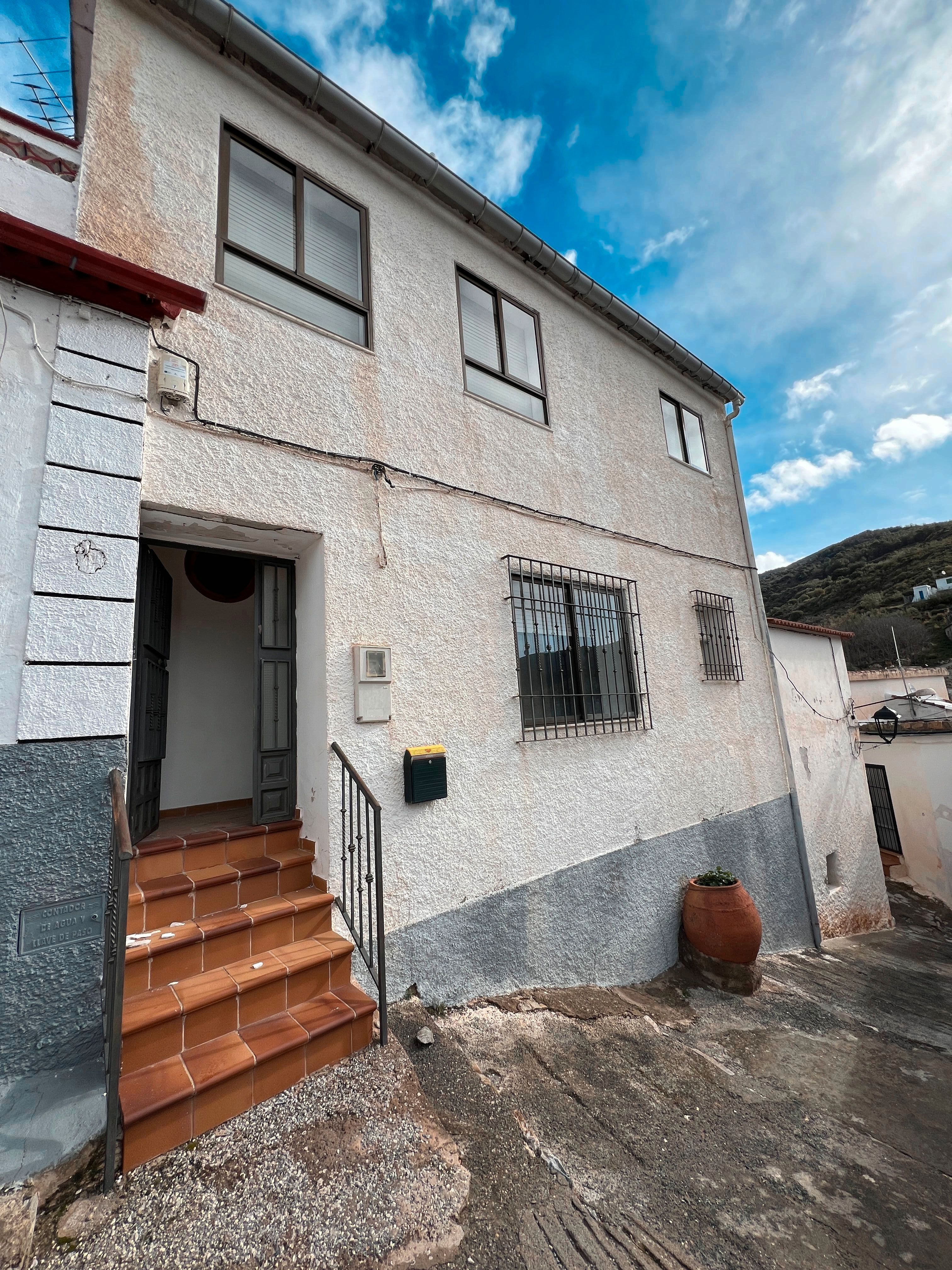 Vista exterior de Casa adosada en venda en Órgiva amb Calefacció, Terrassa i Traster