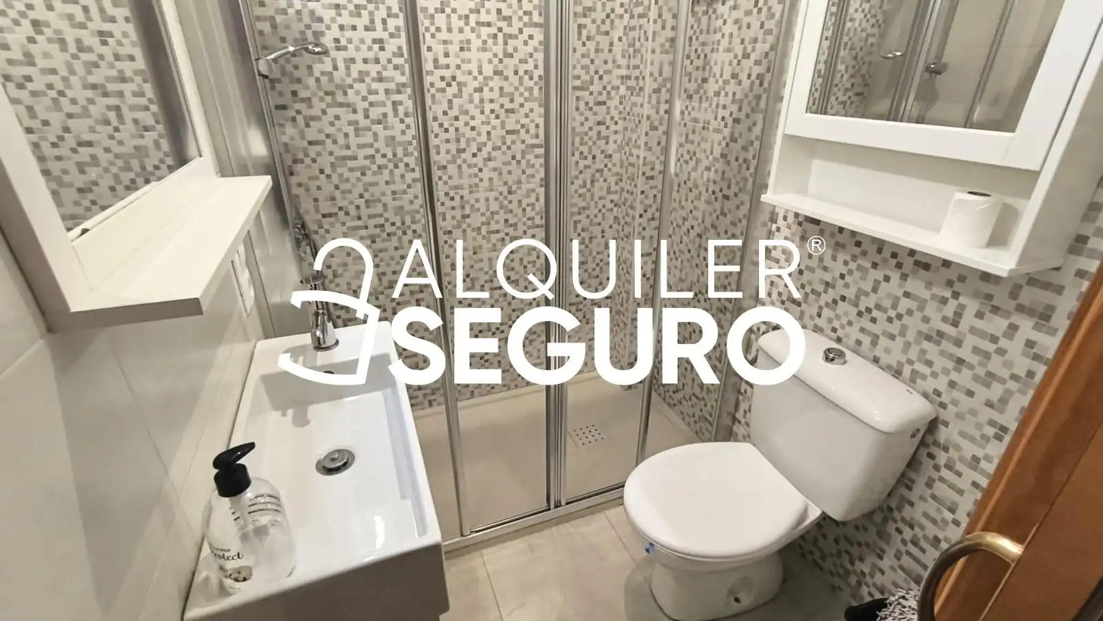 Bathroom of Flat for rent in Sevilla  with Air Conditioner and Furnished