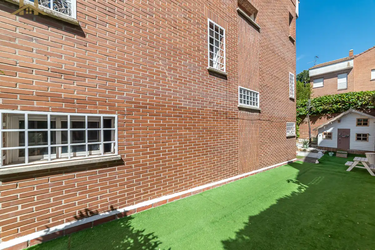 Vista exterior de Casa adosada en venda en Móstoles amb Aire condicionat, Calefacció i Jardí privat