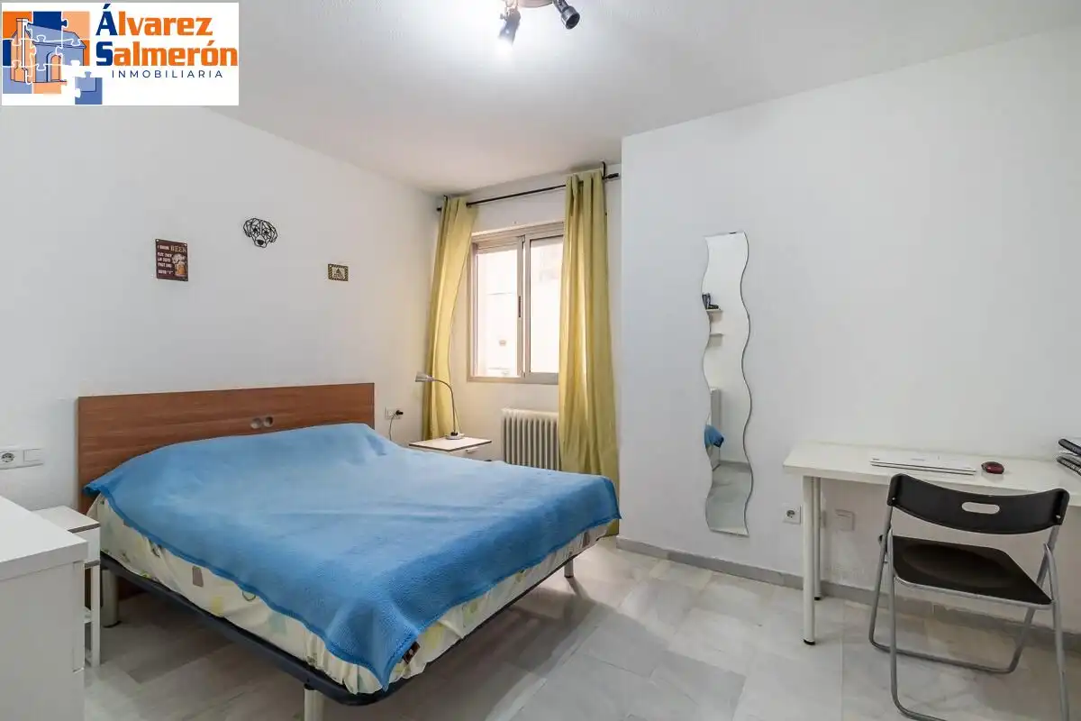Bedroom of Flat for sale in Granada  with Heating and Storage room