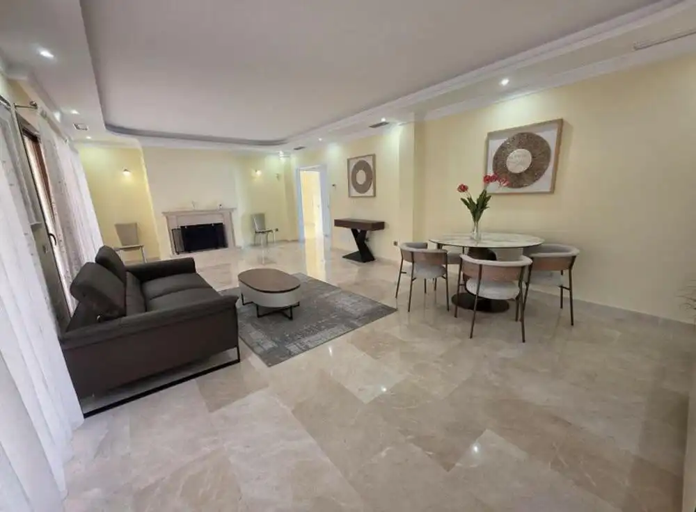 Sala d'estar de Casa o xalet en venda en Marbella amb Aire condicionat, Jardí privat i Terrassa