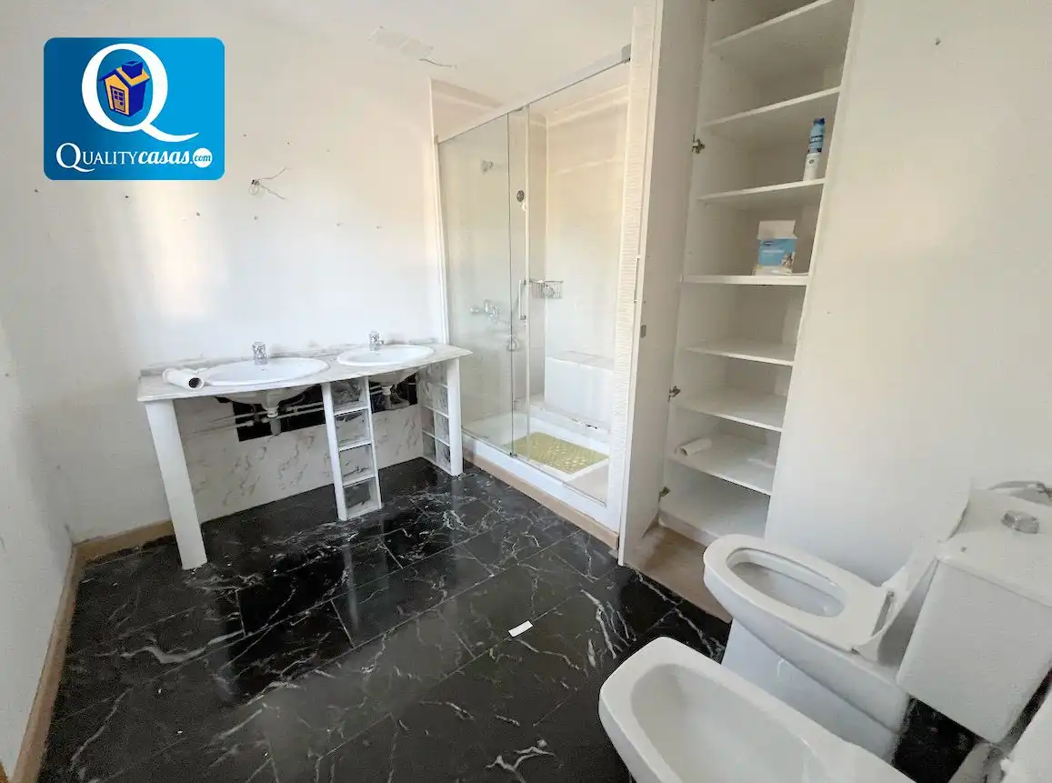 Bany de Casa o xalet en venda en Alicante / Alacant amb Terrassa i Traster