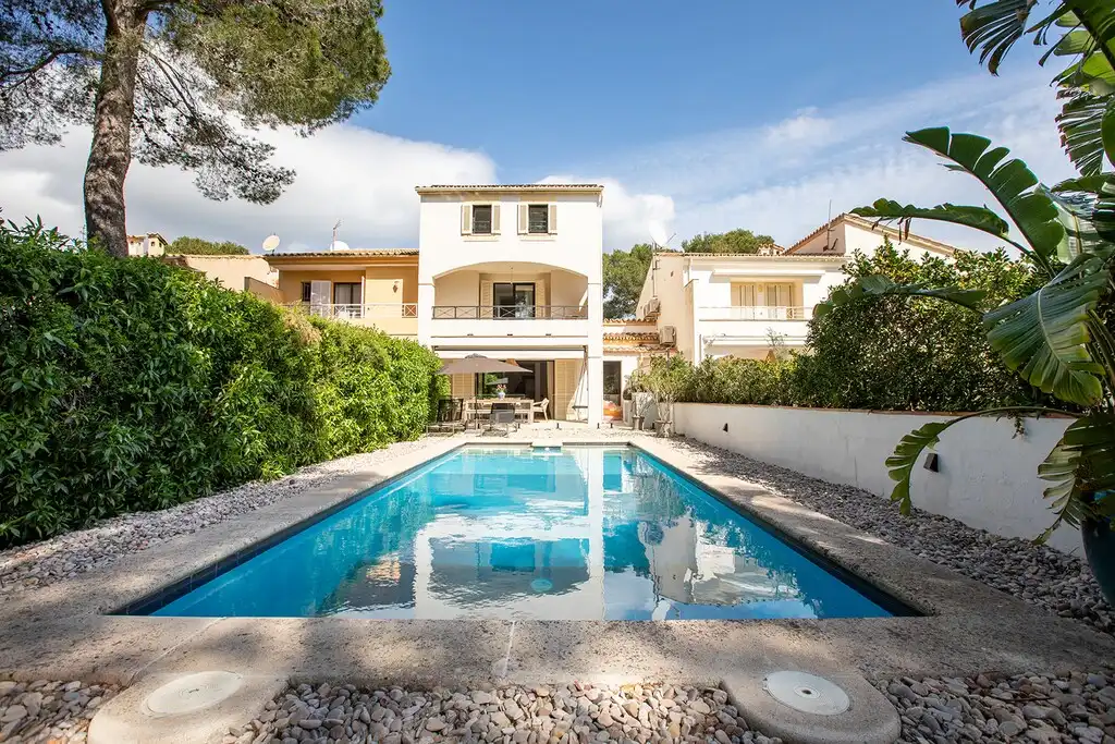 Schwimmbecken von Einfamilien-Reihenhaus zum Verkauf in Pollença mit Klimaanlage, Heizung und Terrasse
