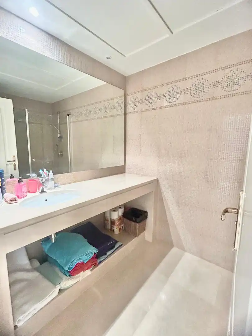 Badezimmer von Wohnungen zum Verkauf in Benahavís mit Klimaanlage, Terrasse und Abstellraum