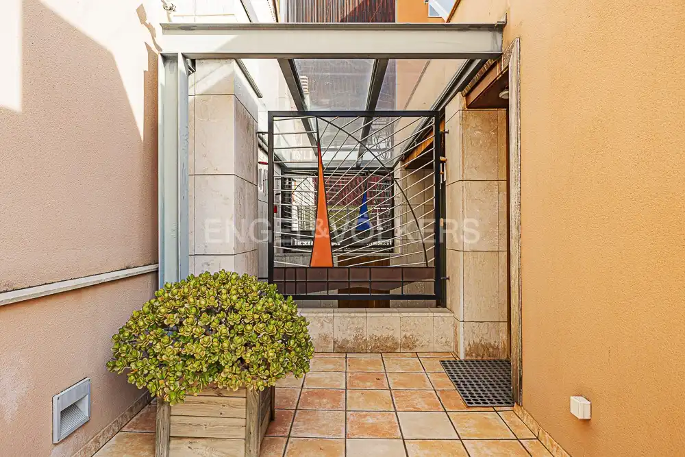 Terrassa de Casa adosada en venda en Barcelona amb Aire condicionat, Calefacció i Jardí privat