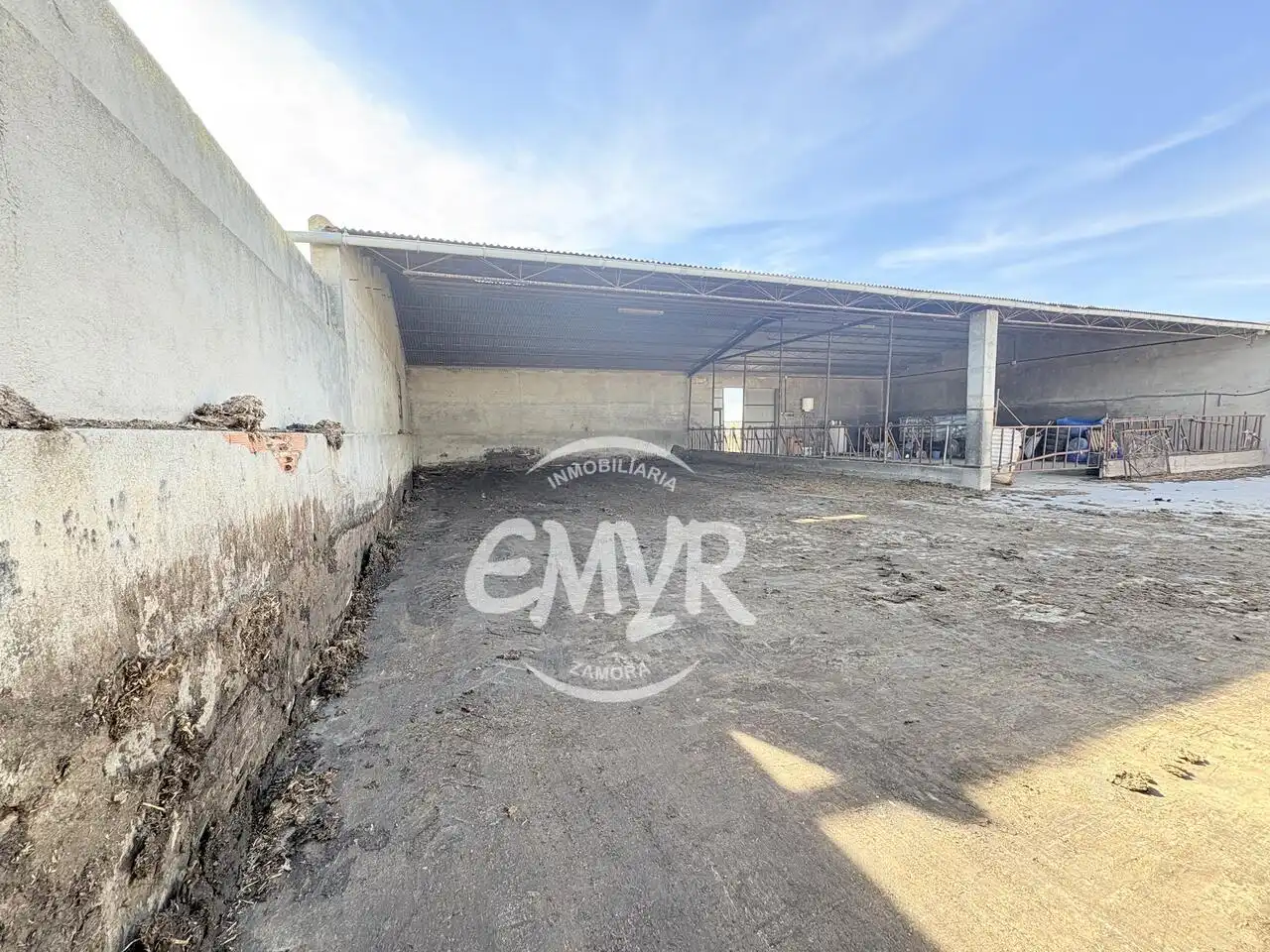 Parkplatz von Fabrikhallen zur Miete in Morales de Valverde, Zamora