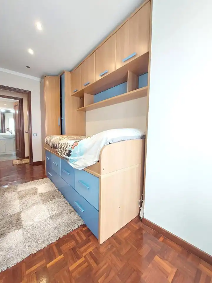 Dormitori de Pis en venda en Gijón  amb Calefacció, Parquet i Moblat