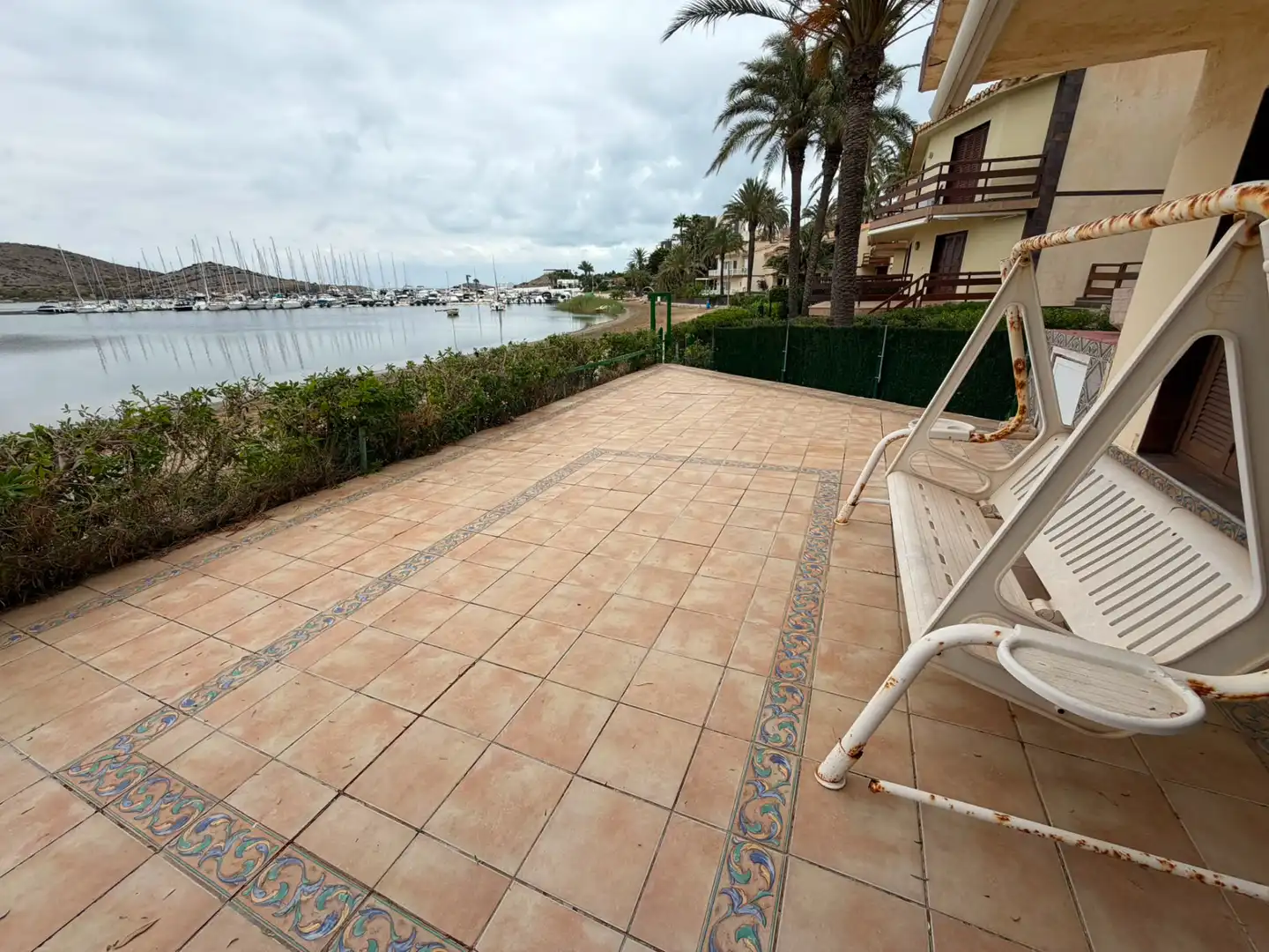 Terrasse von Einfamilien-Reihenhaus zur Miete in La Manga del Mar Menor mit Privatgarten, Terrasse und Möbliert