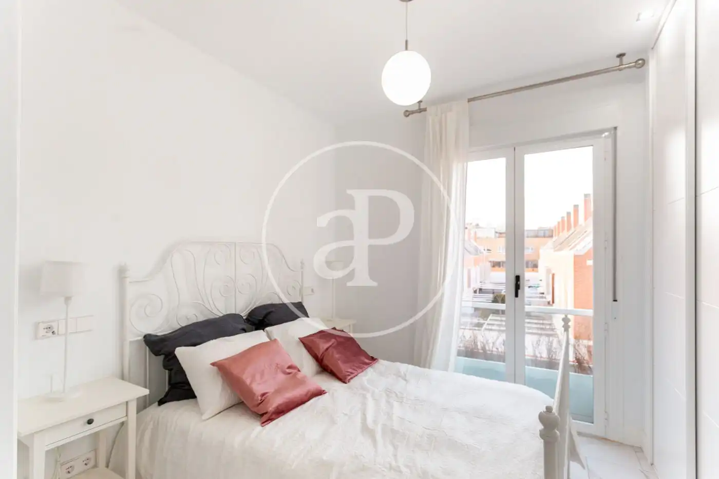 Schlafzimmer von Dachboden zur Miete in Madrid mit Klimaanlage, Heizung und Terrasse