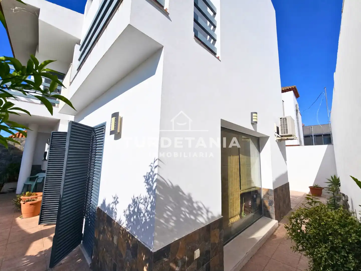 Vista exterior de Casa o xalet en venda en Sanlúcar de Barrameda amb Aire condicionat, Terrassa i Balcó
