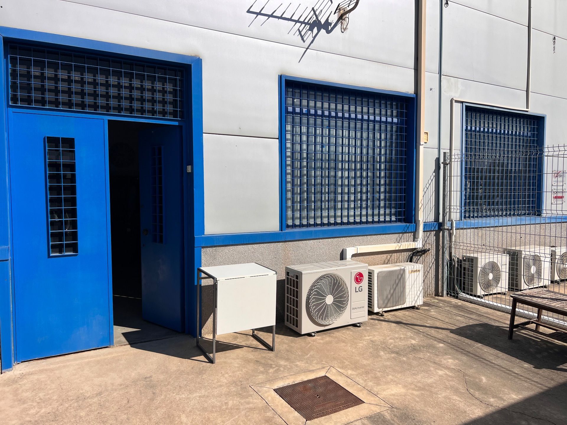 Außenansicht von Fabrikhallen zum Verkauf in Camas