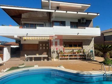 Xalet amb piscina en venda a Palau-solità i Plegamans