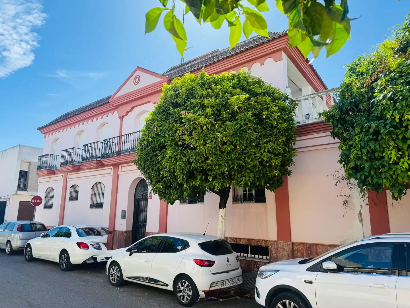 Vista exterior de Casa adosada en venda en La Rinconada amb Aire condicionat, Jardí privat i Terrassa