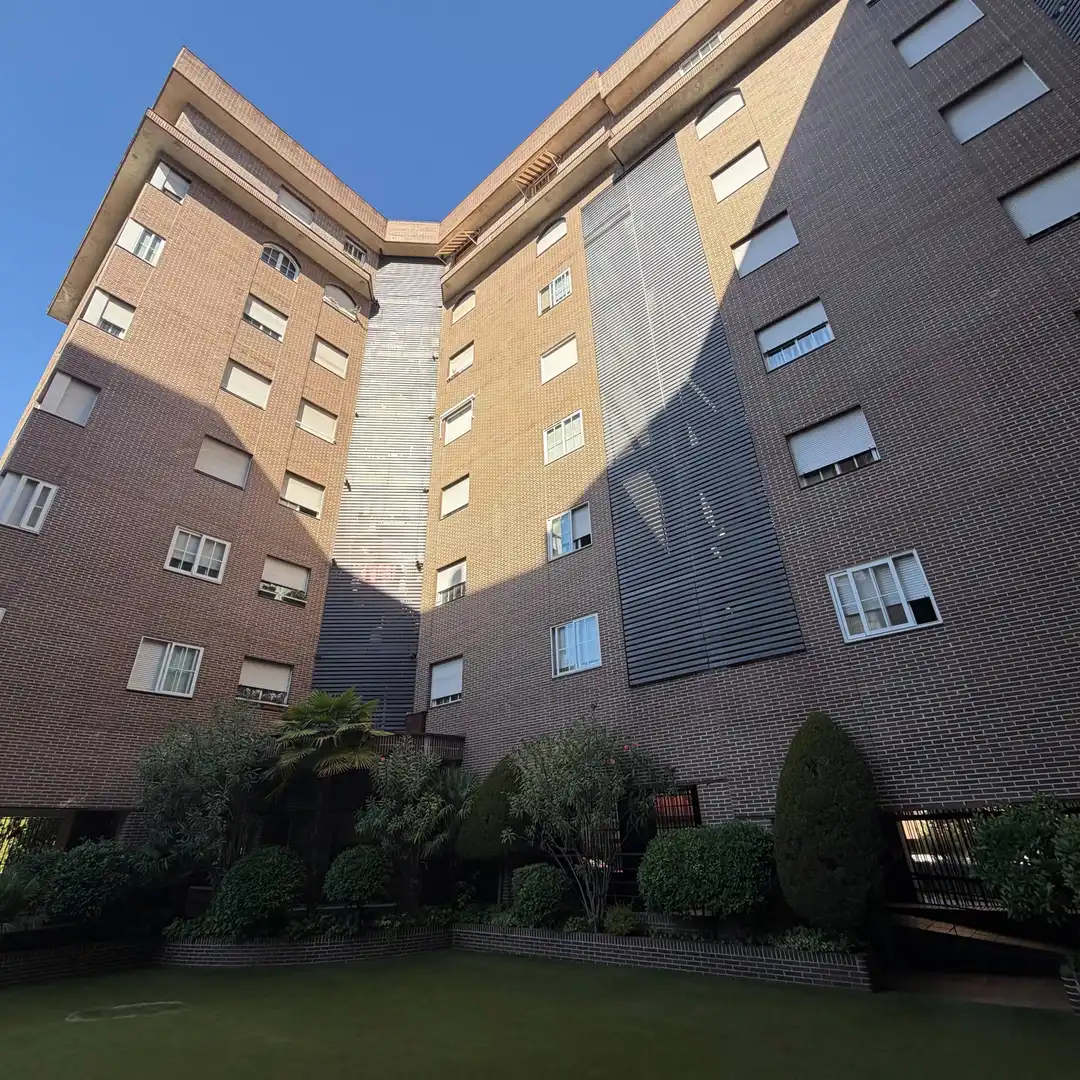 Vista exterior de Piso en venta en Madrid con Piscina comunitaria