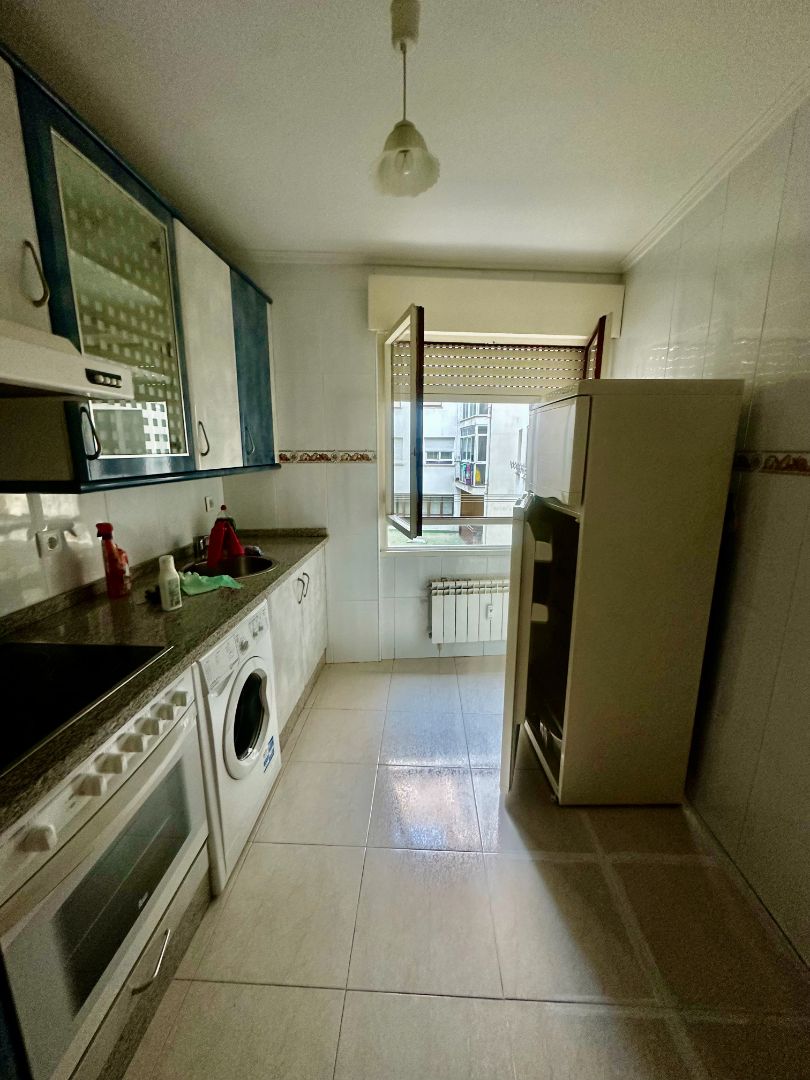 Cuina de Apartament de lloguer en León Capital  amb Calefacció, Parquet i Rentadora