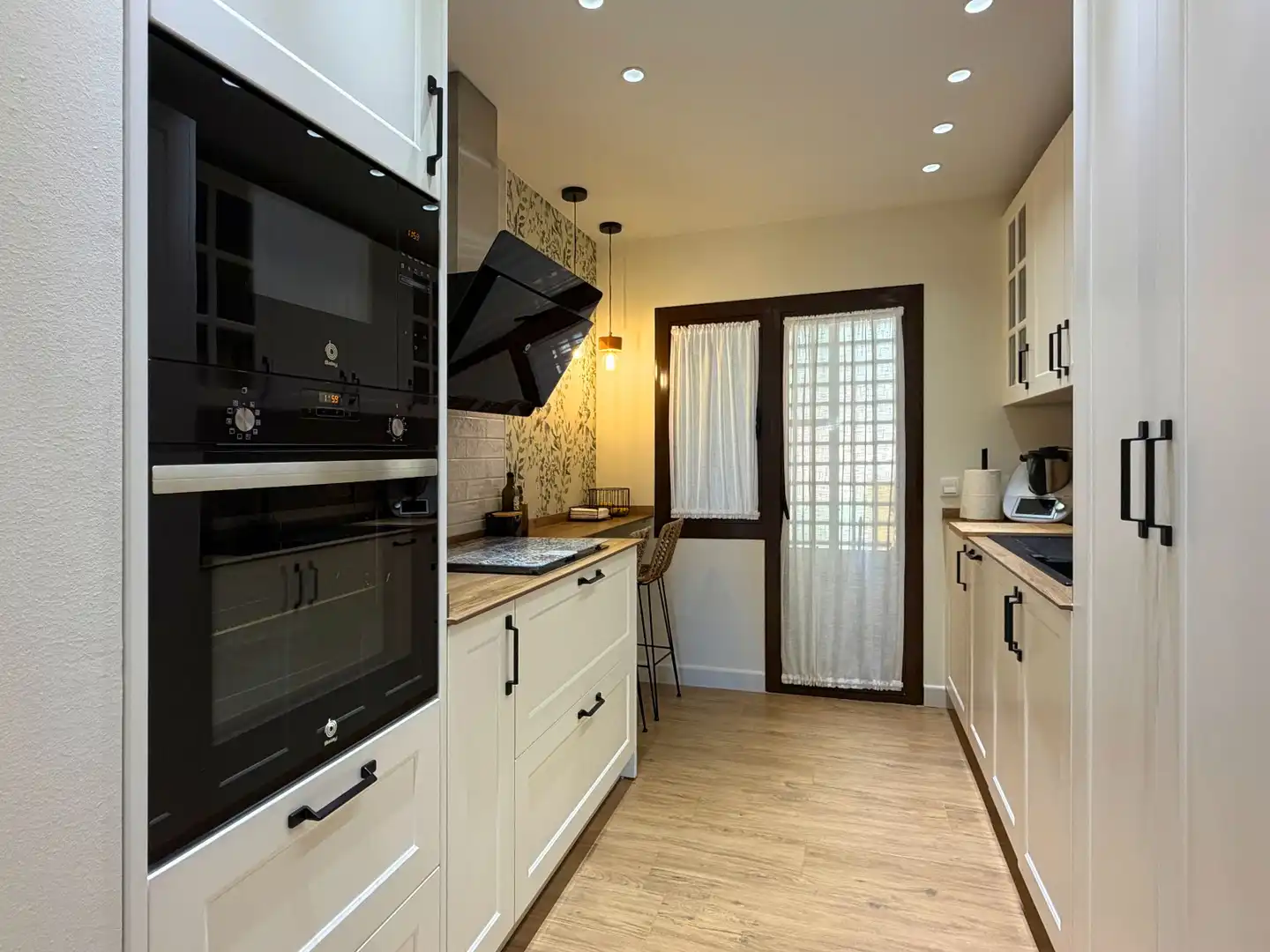 Küche von Wohnung zum Verkauf in Estepona mit Klimaanlage, Terrasse und Abstellraum