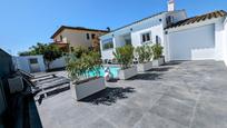 Vista exterior de Casa o xalet en venda en Empuriabrava amb Aire condicionat, Terrassa i Piscina