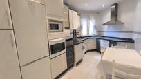Cuina de Apartament de lloguer en León Capital  amb Calefacció, Terrassa i Traster