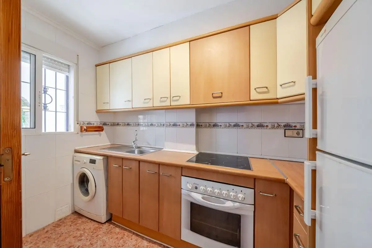 Küche von Erdgeschoss zum Verkauf in Santa Pola mit Heizung, Privatgarten und Terrasse