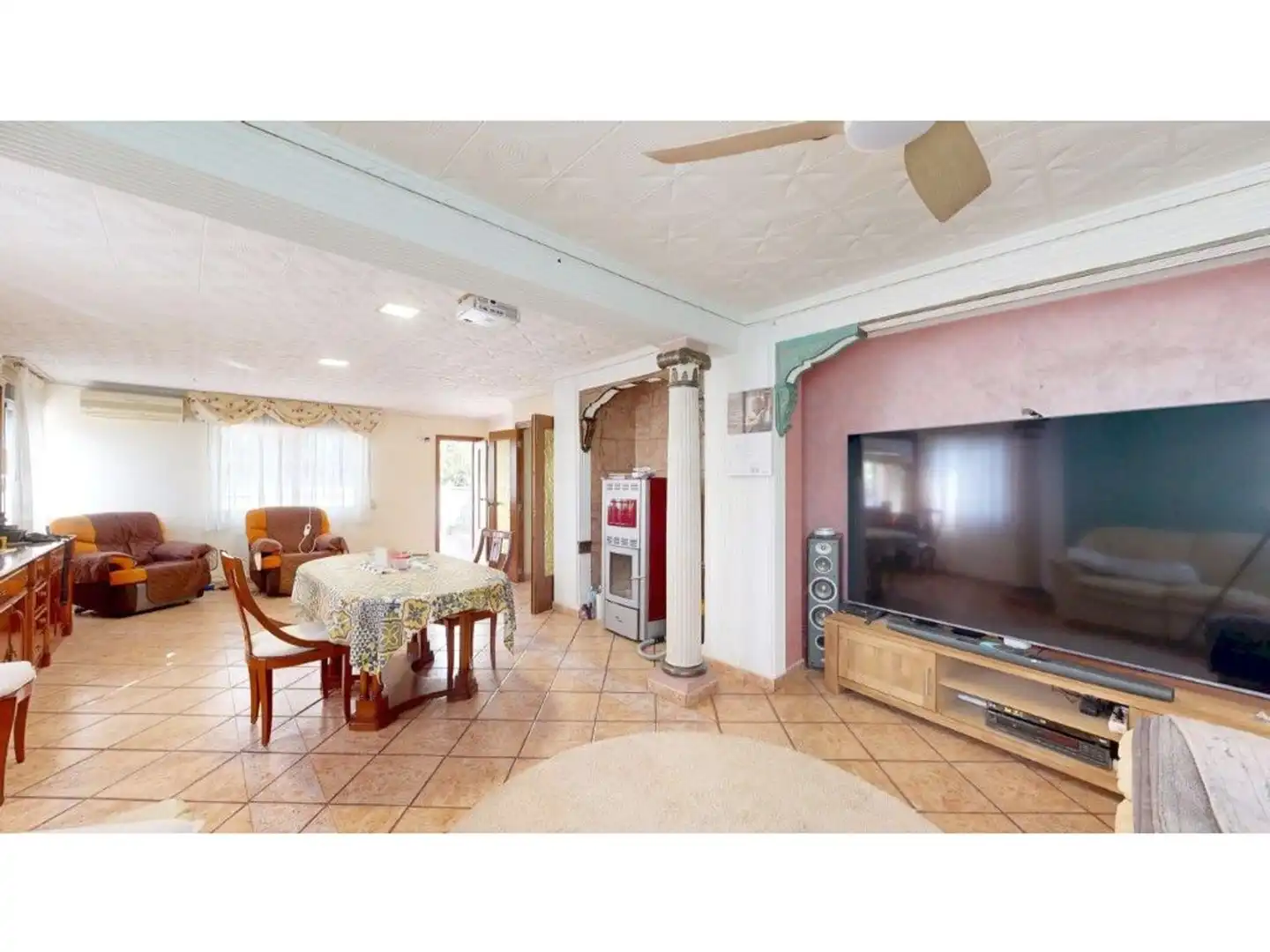 Sala d'estar de Casa o xalet en venda en Tavernes de la Valldigna amb Terrassa i Piscina