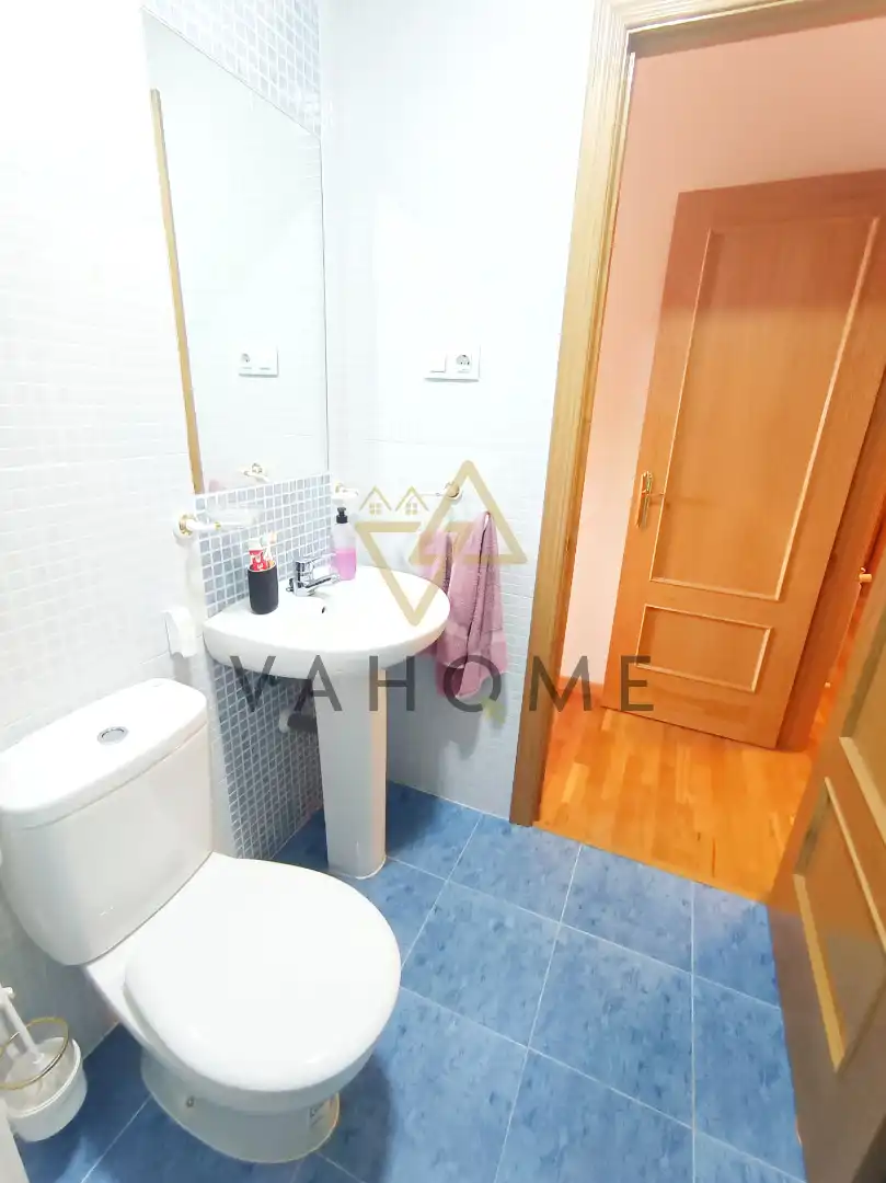 Badezimmer von Dachboden zum Verkauf in Ocaña mit Heizung, Terrasse und Abstellraum