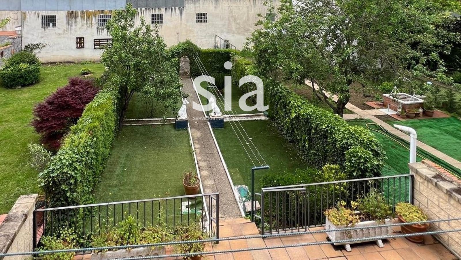 Jardí de Casa adosada en venda en Vitoria - Gasteiz amb Calefacció i Terrassa