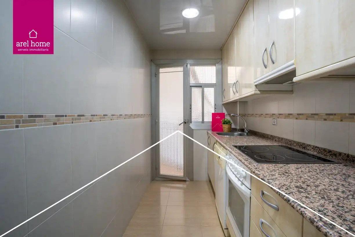 Kitchen of Flat for sale in L'Hospitalet de Llobregat  with Parquet flooring and Balcony