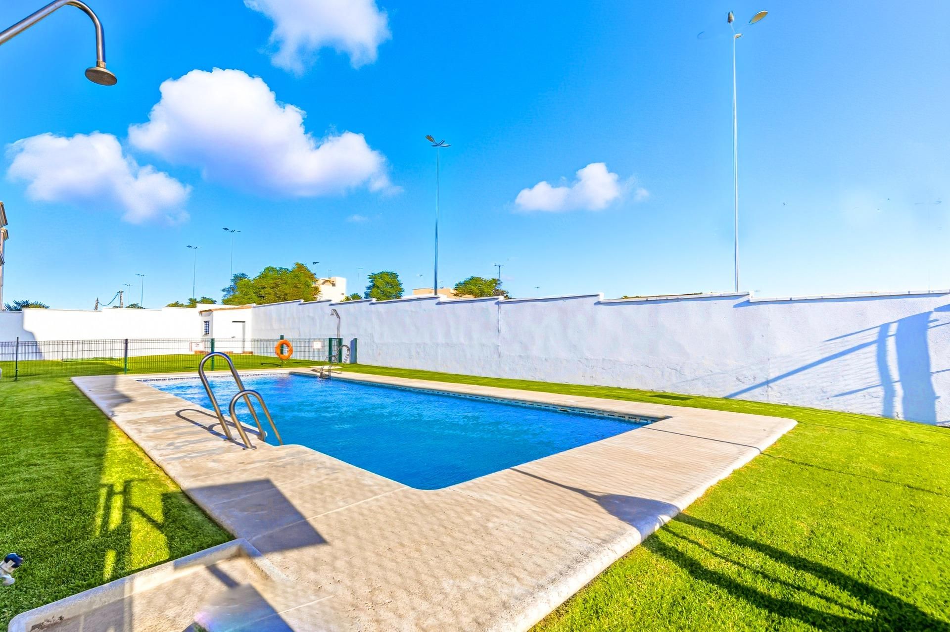 Schwimmbecken von Wohnung zum Verkauf in Chiclana de la Frontera mit Privatgarten und Gemeinschaftspool