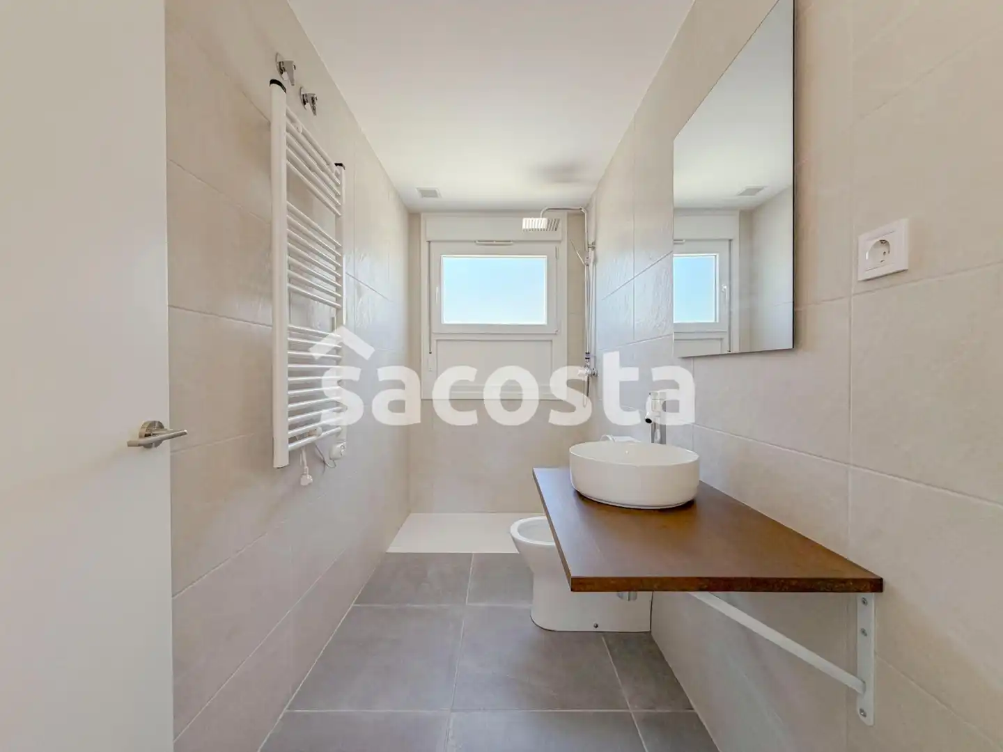 Baño de Piso en venta en Blanes con Calefacción, Terraza y Balcón