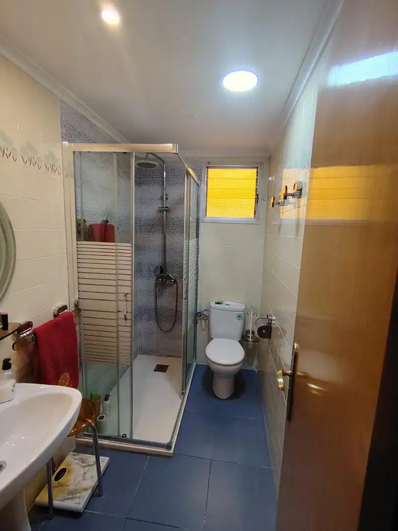 Baño de Piso de alquiler en Mislata con Aire acondicionado, Calefacción y Amueblado