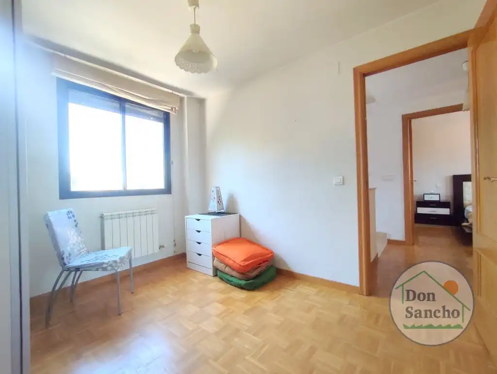 Habitación de Casa adosada en venta en Viana de Cega con Calefacción, Jardín privado y Terraza