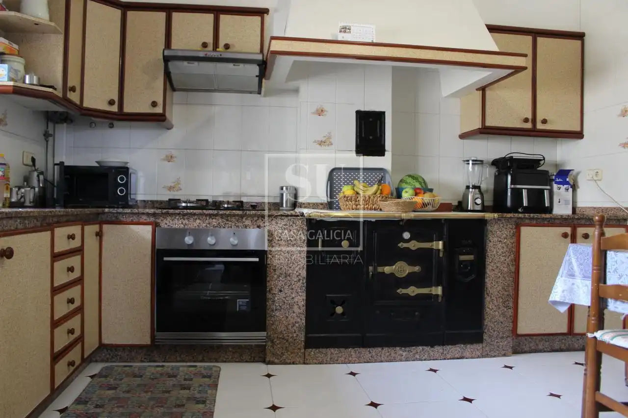 Cuina de Casa o xalet en venda en Baiona amb Calefacció i Jardí privat